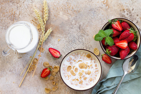 健康早餐或石板背景上的全麦片牛奶和新鲜草莓营养健康的概念复制空间图片