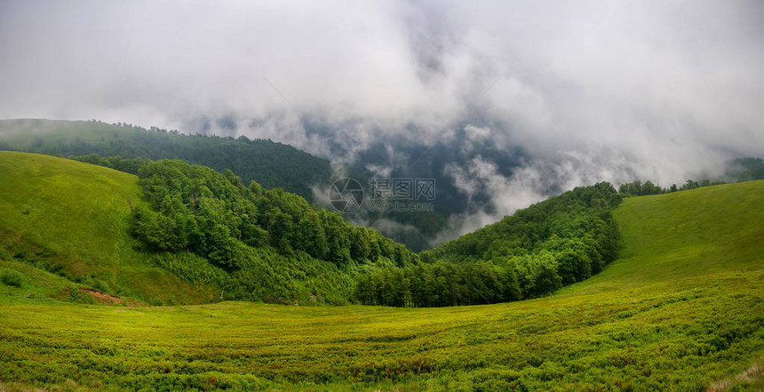 喀尔巴阡山脉草地上的雷云乌克兰图片
