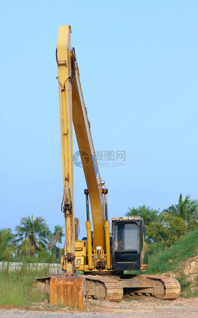 高重黄色挖土机在地板沙地上图片