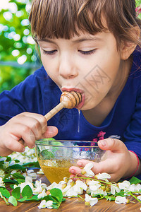 孩子吃蜂蜜有图片