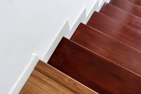 硬木楼梯阶和白墙室内楼梯材图片