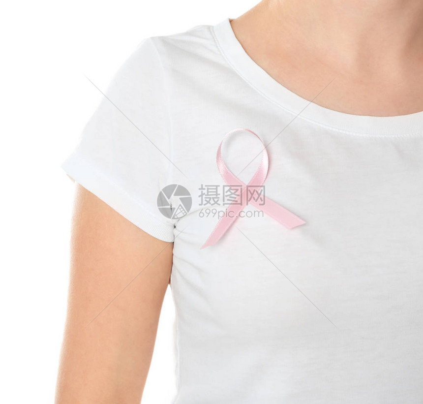 白色背景的T恤上穿粉红色丝带的妇女图片