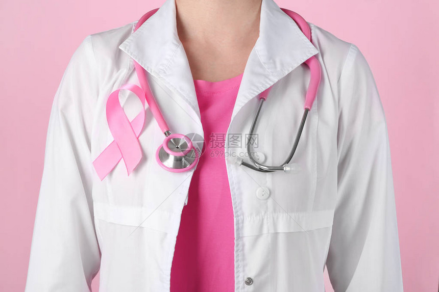 以彩色背景穿长袍的粉红色丝带医生乳图片