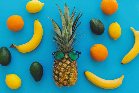 太阳镜中的时尚菠萝和香蕉橙子柠檬鳄梨图片