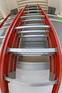 鱼眼镜头拍摄的工人巨大的红色梯子背景图片