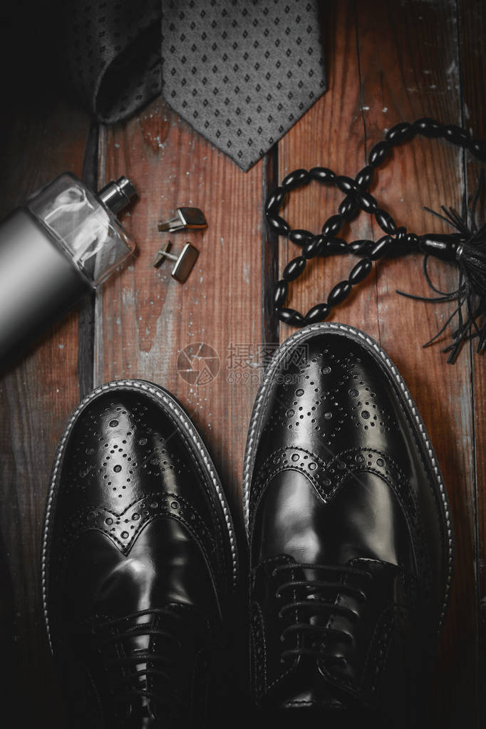 男士配饰有香水和领带的黑鞋子图片