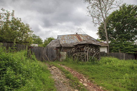 俄罗斯村庄的废弃房屋图片