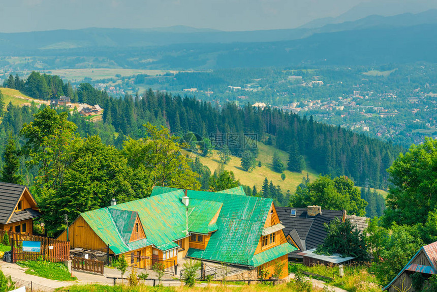 波兰Zakopane山脚的山谷村庄图片
