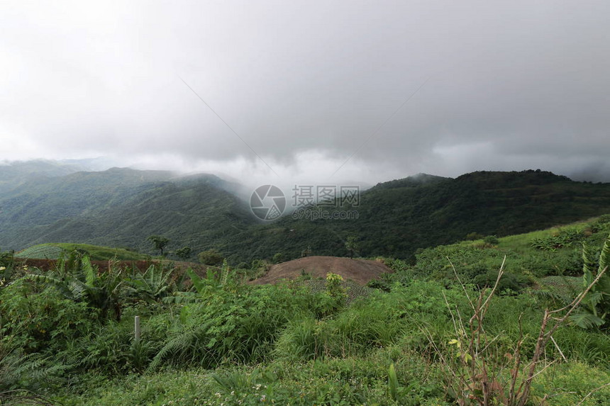 喜怒无常的山与戏剧天空在雨天图片