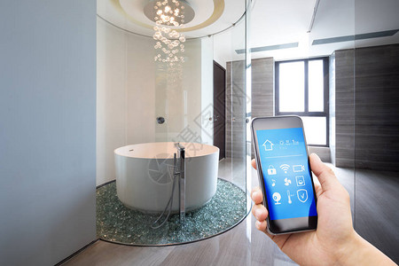 在现代浴室安装智能家用应程序的移动电话在现图片