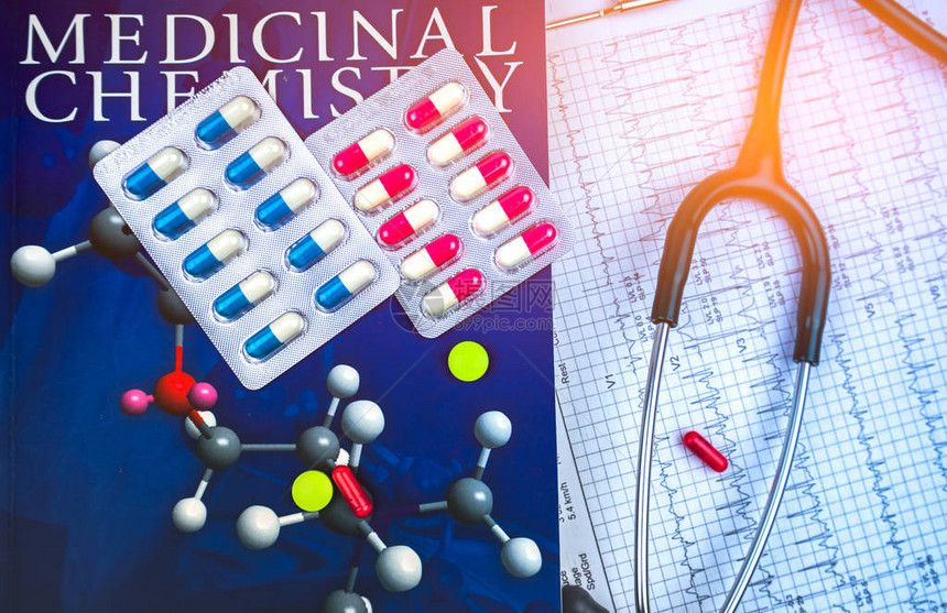 药物化学教科书上的药丸和听诊器放在心电图或心电图图片