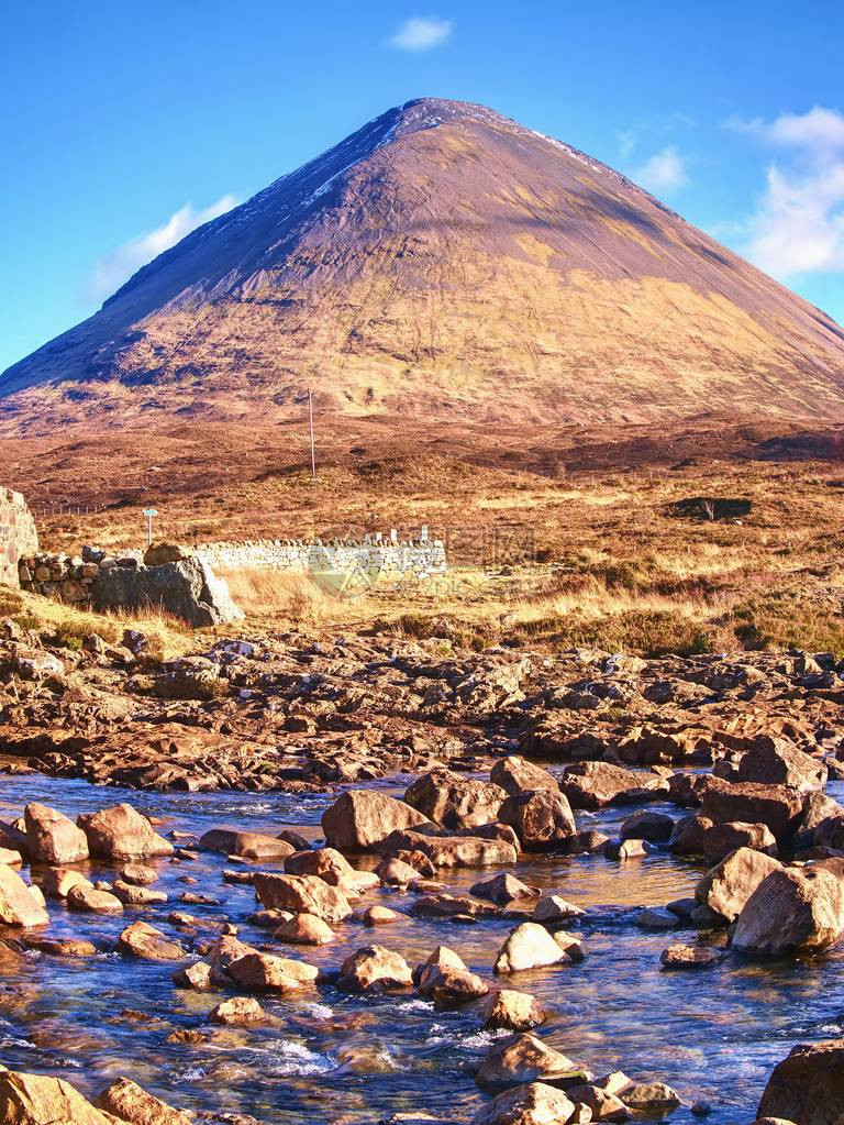 苏格兰Skye岛红山脉冰川的锥形面状图片
