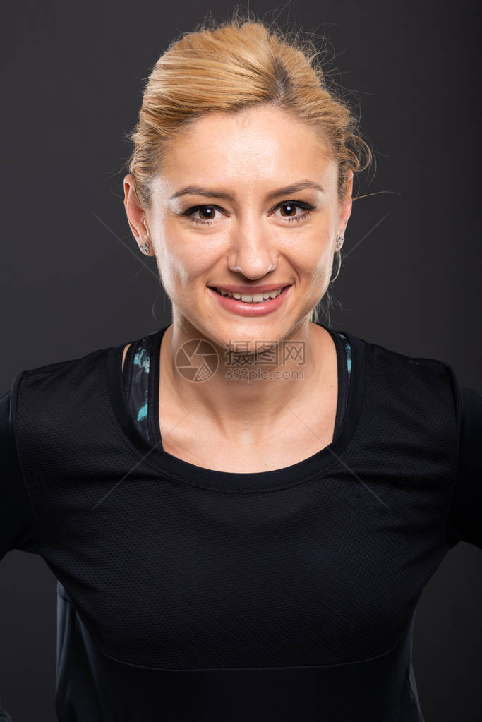 美丽的体操女教练的肖像在黑图片