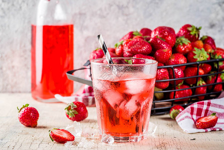 酸草莓饮料果汁莫吉托鸡尾酒或液化酒图片