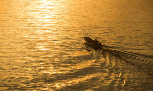 老挝万象湄公河日落时的船夫剪影图片
