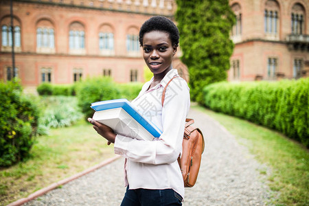 现代校园的非洲大学女生图片