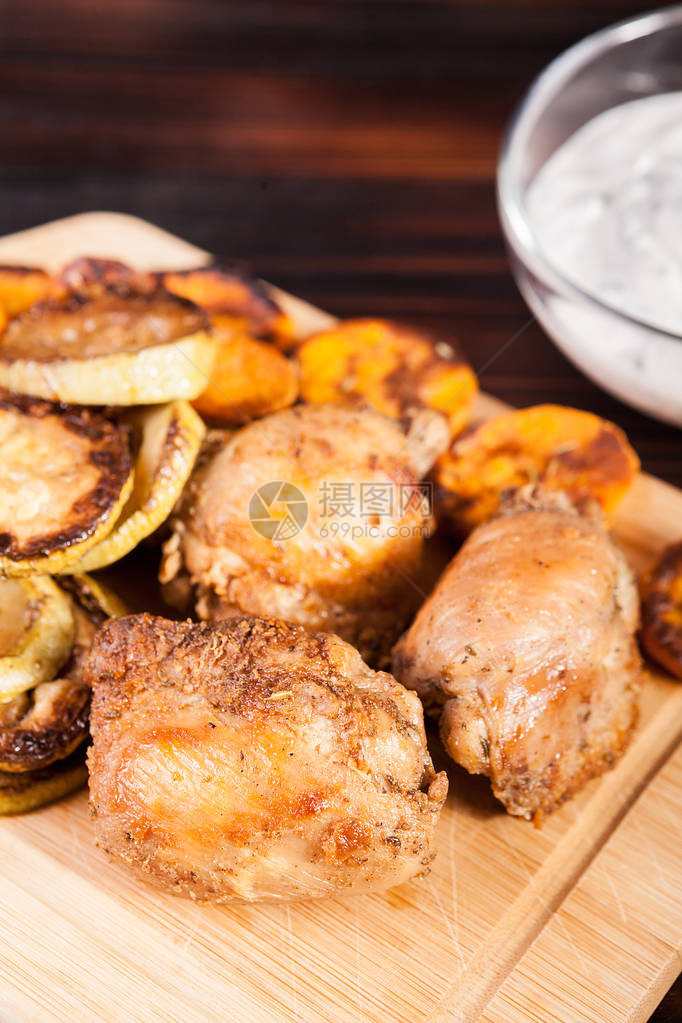 以炸鸡和烧烤蔬菜制成的美味健康的晚餐图片