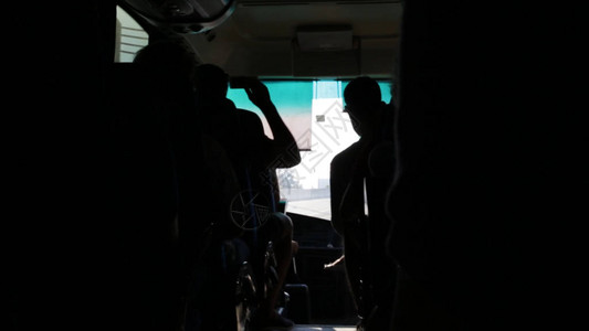 大巴上的游客正在游览库存交通旅游公路旅行和人的概念图片