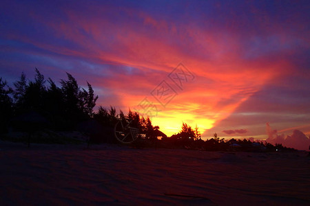 越南会安海滩的日落背景图片