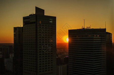 在摩天大楼背景下日落大城市的图片
