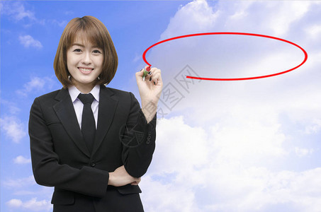 女企业家手写在可视屏幕上用黑色记号笔在背景上隔离商业技术图片