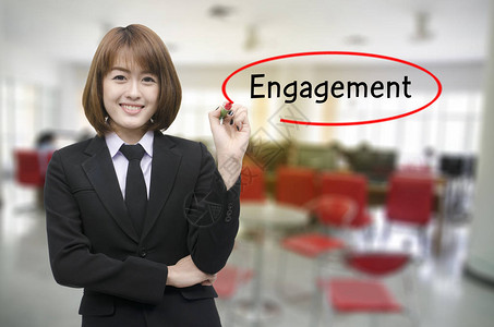 女商人手在可视屏幕上用黑色记号笔写订婚在背景上隔离商业技术图片