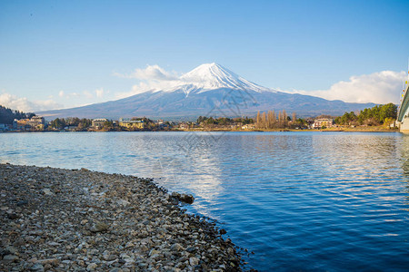 川口江湖一带的藤地山清晨雪蓝天图片