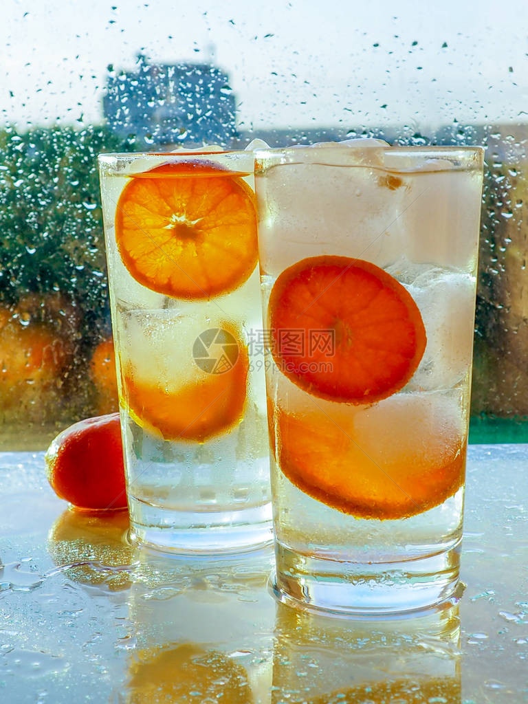 一杯含橘子和冰的解毒杯图片