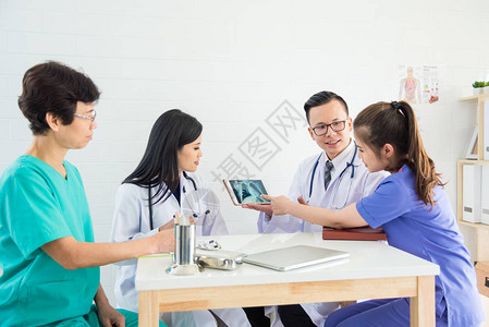 医生和护士小组讨论并看图片