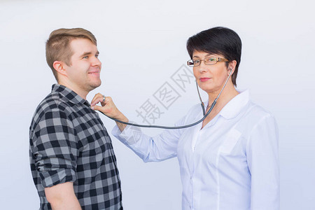 自信的医生检查病人心跳的画像图片