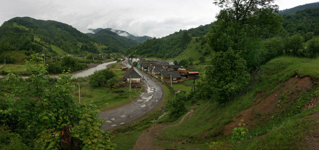 山雨过后村子的顶端风景图片