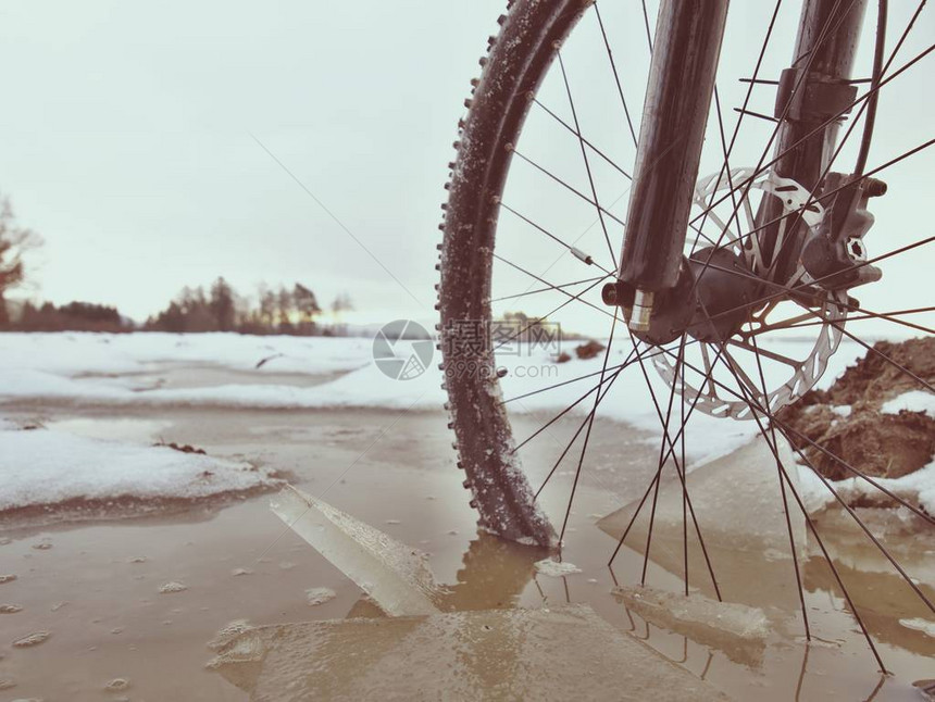 MTB自行车在泥坑中休息图片
