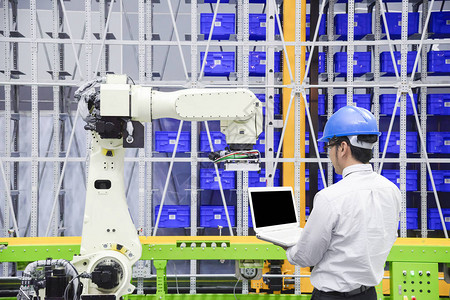 程序设计师控制了物流仓库的机器人高科技物流工业HiTechn图片