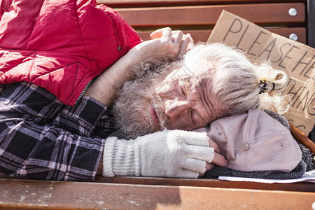 无住所老年无家可归的老人睡在长凳上图片