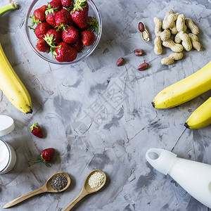 用草莓香蕉牛奶酸奶奇亚籽芝麻和花生烹制冰沙的原料健康吃早餐背景图片