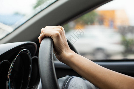 开车的女人的手在路上图片
