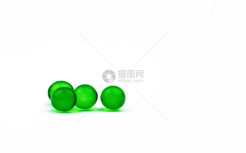 四个绿色圆形软胶囊丸隔离在白色背景与复制空间用于消化不良气体和酸度的阿育吠陀药物由印度薄荷油和留兰香图片