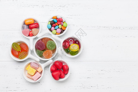 五颜六色的糖果棒糖果酱和糖果带空间的顶视图片