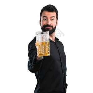 有胡子的帅哥喝白底啤酒图片