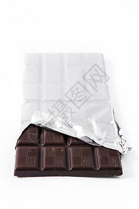 白色背景上孤立的巧克力棒背景图片