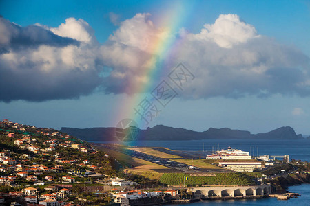 在克里斯蒂亚诺罗纳尔多机场跑道上的彩虹圣克高清图片