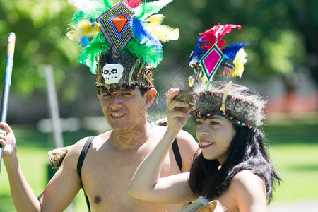 穿着传统的秘鲁服装和舞蹈的部落夫妇图片