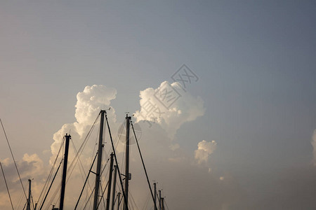 游艇桅杆在日落背景下的天空图片