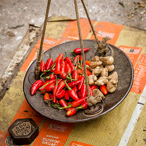 辣椒和姜根鳞片将在印度的一家图片