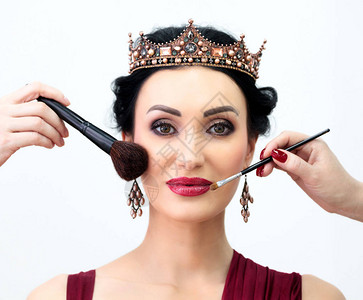 化妆过程中美容皇后模图片