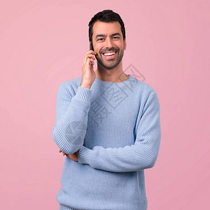 穿蓝色毛衣的男子使用粉红图片
