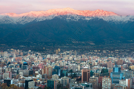 吃货嗨起来智利圣地亚哥普罗维登西亚区全景后面有洛背景