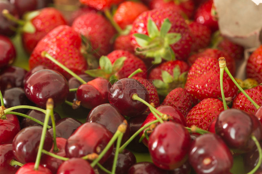 新鲜草莓和樱桃水果季节图片