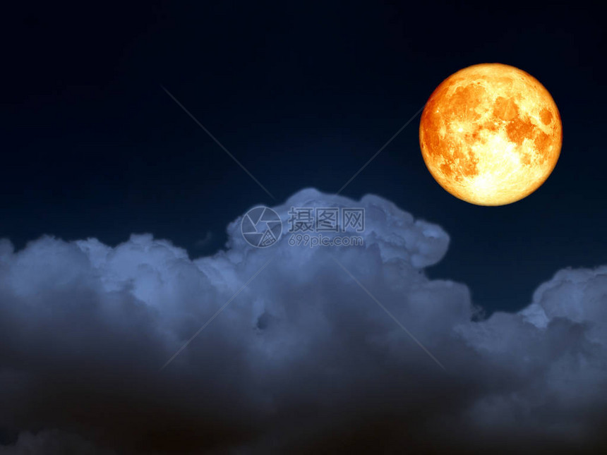 夜空中的满月和浅蓝色云层由美国航天局提供的图片