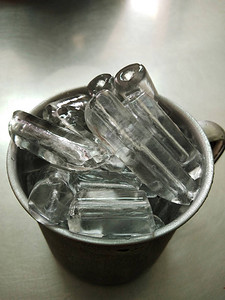 冰在杯中图片
